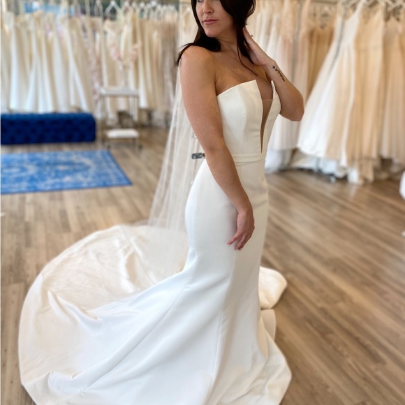 Strapless Wedding Dress Never Worn - Picture 4 of 5